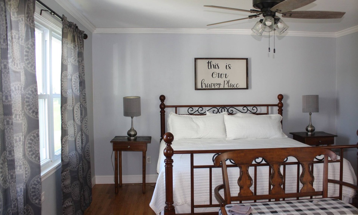 Abingdon House | FairOaks Place Sleeps 6 King, Queen with foldout couch near Barter & Va Creeper