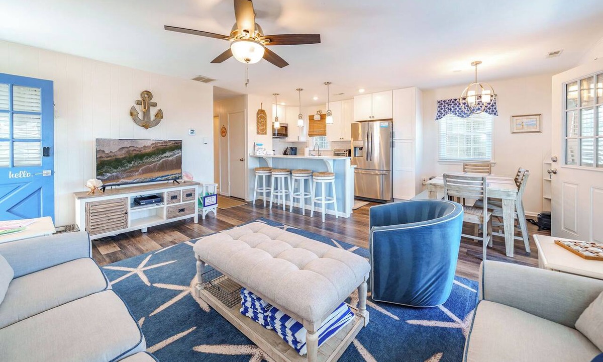 South End Condo | Family-Friendly 3BR/2BA Condo w/Sunset Views Walk to Beach