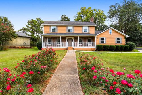 Lilburn House | Family Getaway 4BR with Game Loft Fire Pit