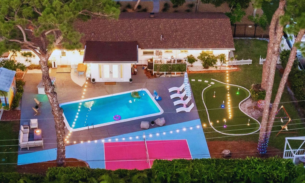 West Bradenton House | Family Resort! Heated Pool, Pickleball, Mini Golf, Theater, Game Room & BBQ