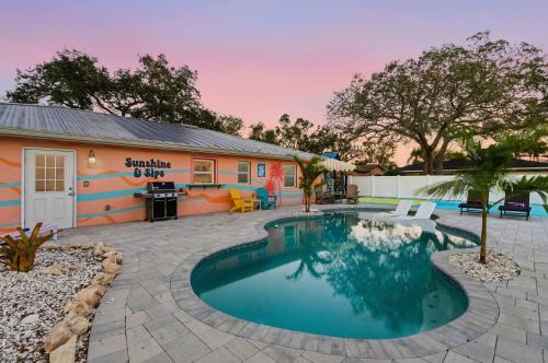 Seminole House | Family villa w pool cornhole & putting green