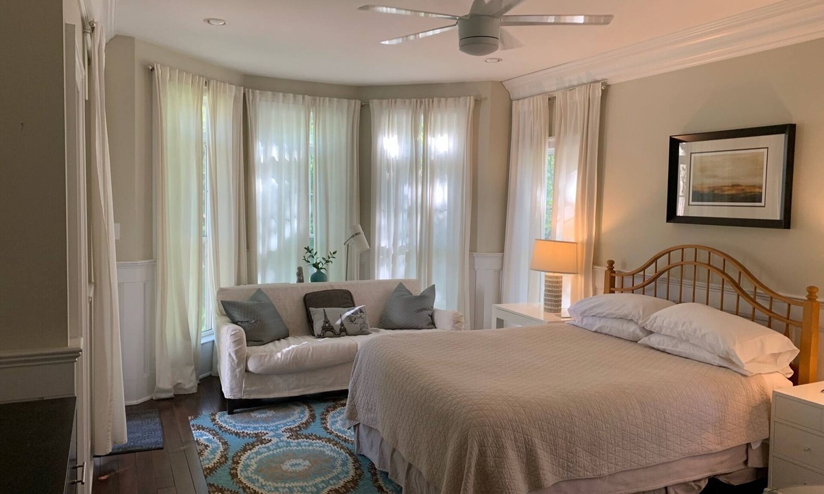 Roseland Bed & Breakfast | Fantastic 1-bedroom bed & breakfast in charming Roseland with AC