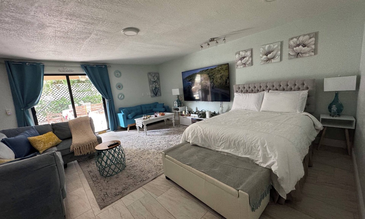 BallenIsles Apartment | Fenced Studio with private parking ,access to patio and backyard .