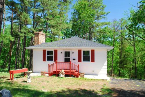 Grubville House | Fire Pit Cabin Retreat - Sleeps 6 - 1hr from STL