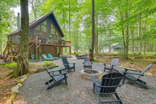 Thornhurst House | Fire Pit & Grill: 'Woodside Nest' in Pocono Lake!