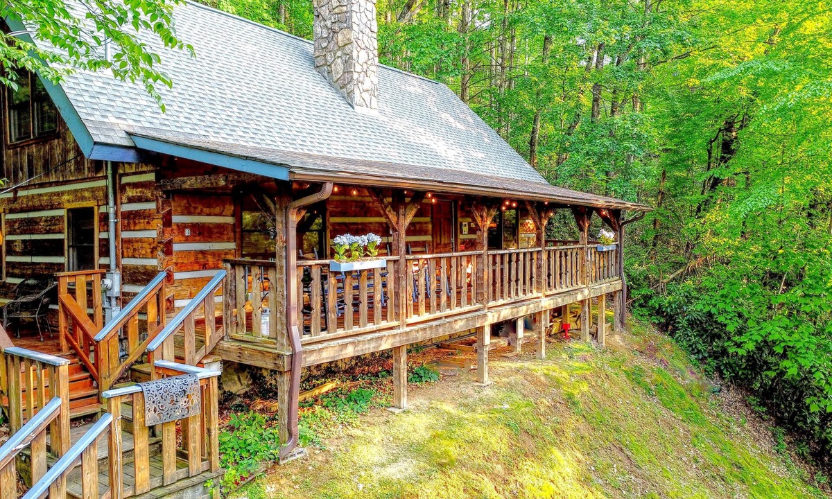 Chalet Village Cabin | Fireplace, firepit, hot tub, minutes from Ski Resort - Low rates, no inflation !