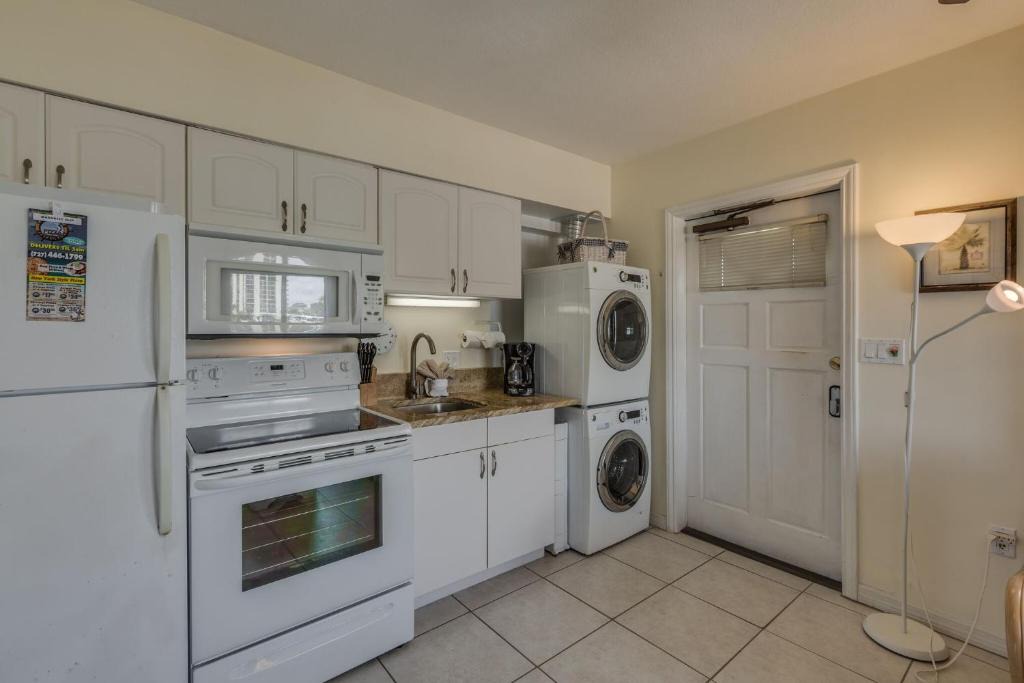 Bay Esplanade House | Five Palms Suite 210 - Daily - Weekly - Monthly