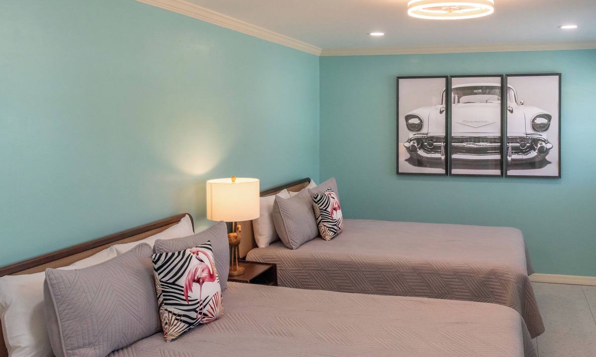 Mid Island Hotel | Flamingo Inn - 2 Queen with Kitchenette #204