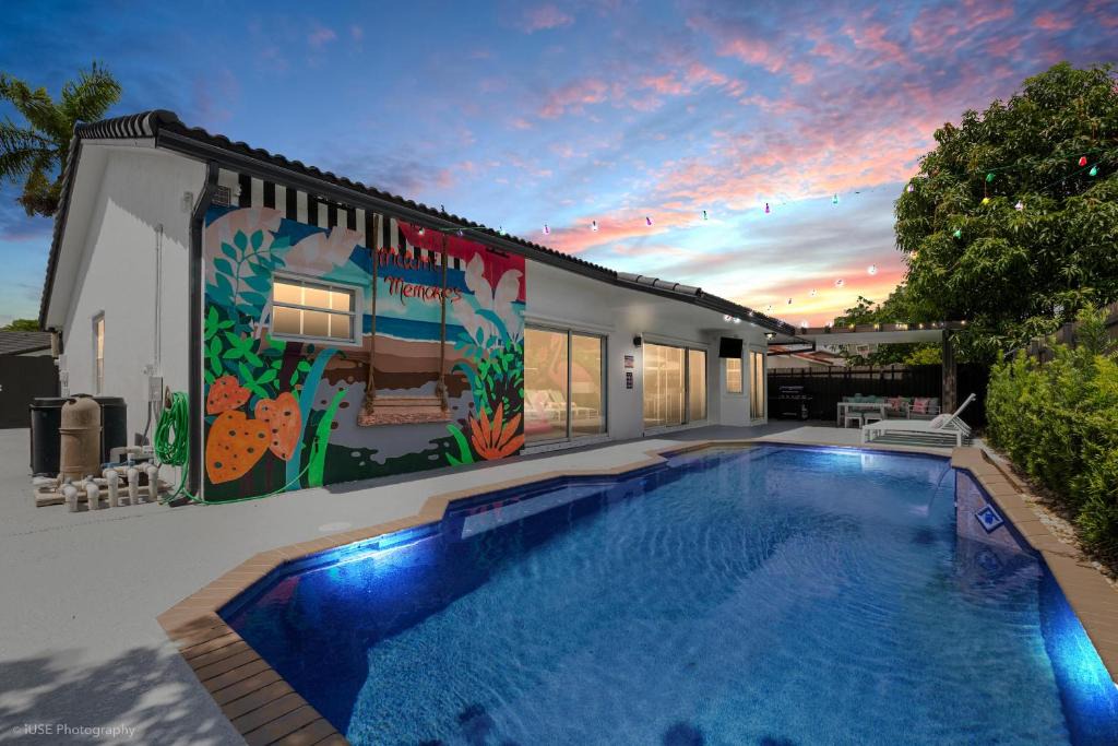 Richmond West House | Flamingo's Resort - 5 Bedrooms, Heated Pool and Pool Table