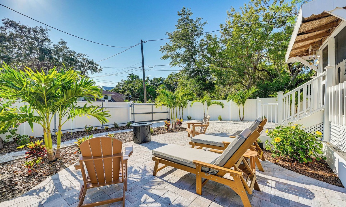 Crystal Beach House | Florida Retreat w/Hot Tub: Walk to the Gulf!