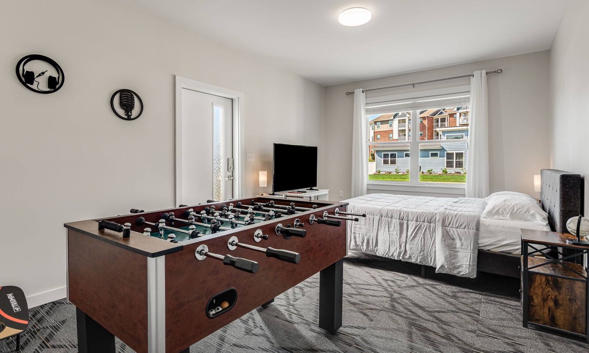 Hendersonville House | Foosball/Firepit/Fenced Yard/4 Min to Hendo/4 Beds