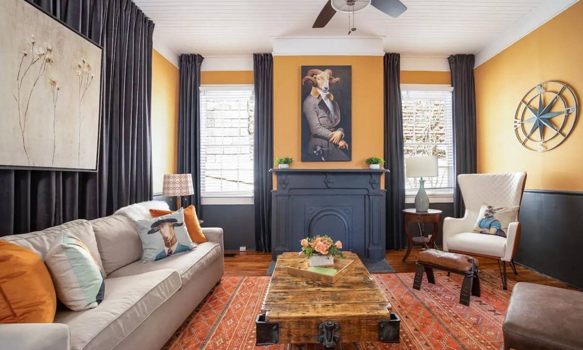 Savannah Victorian District House | Forsyth Historic Duplex Sleeps 10 - Great for large Groups!