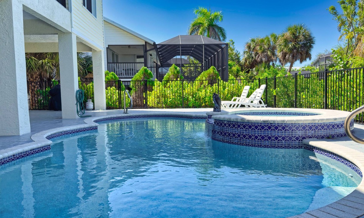 Mid Island House | Fort Myers Beach Oasis! Newly Renovated! 4BR/4BA, POOL!