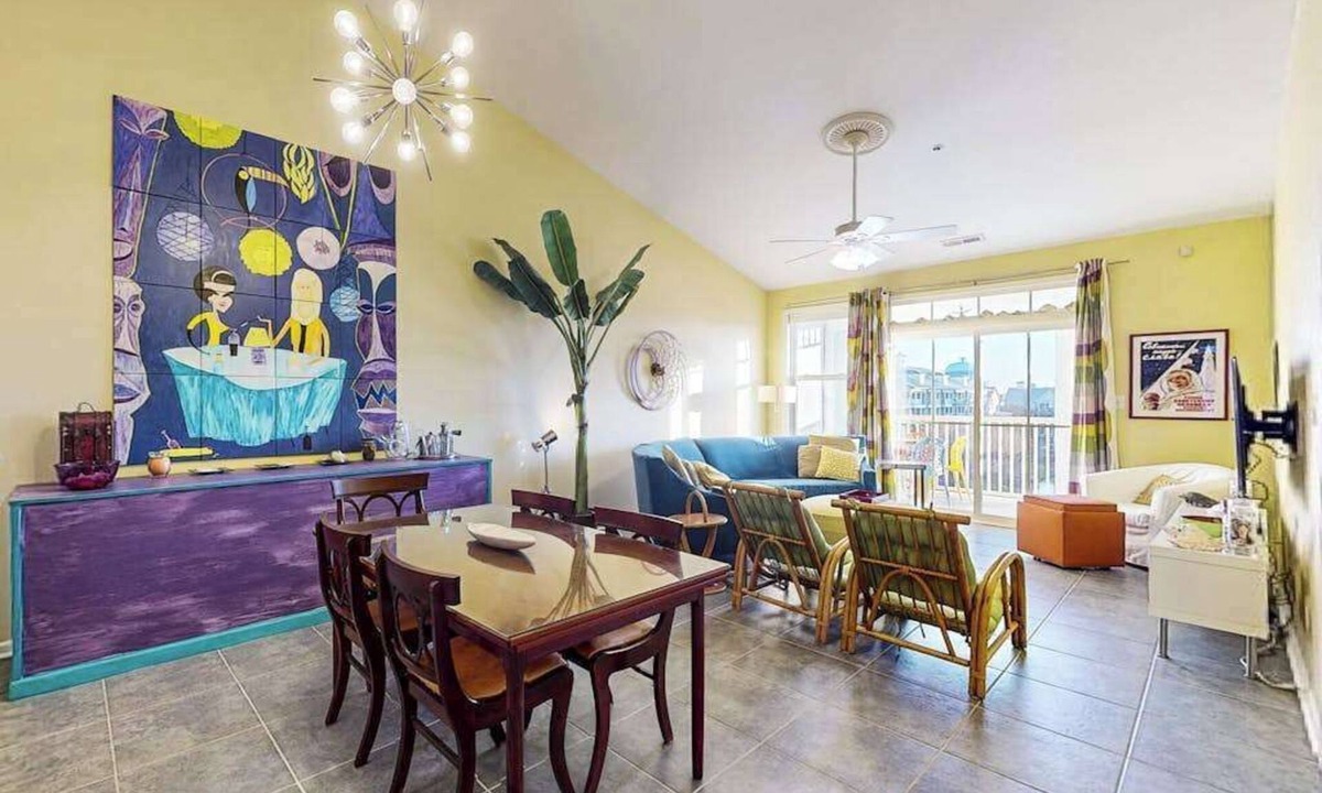 Sunset Island Condo | Fountain-view 4th-floor condo with 3 private beaches, pools, gym, balcony, W/D