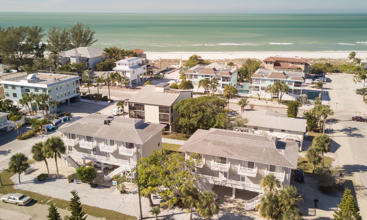Holmes Beach House | Fountainhead Condo 4 2/2 Condo Steps To white Sugar Sand Beach, Large Pool