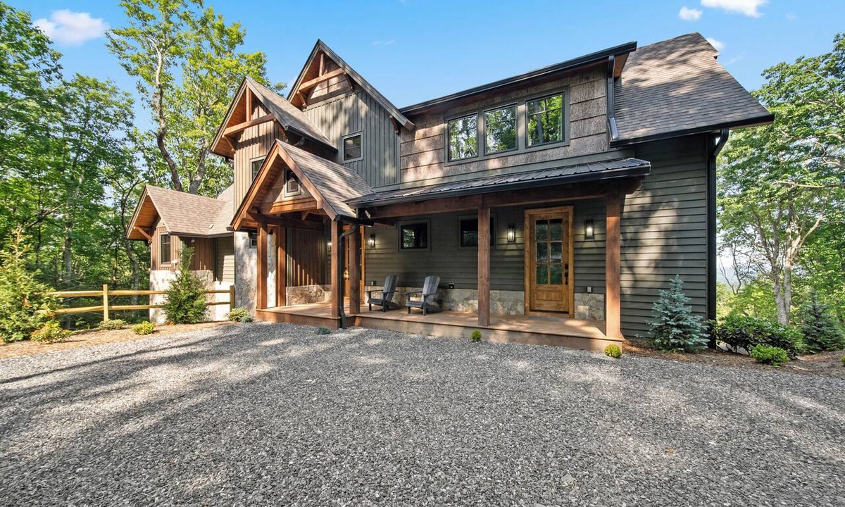 Elk Park House | Four Eaglets Lodge at Eagles Nest - 5 Suites, Mountain View, Game Room