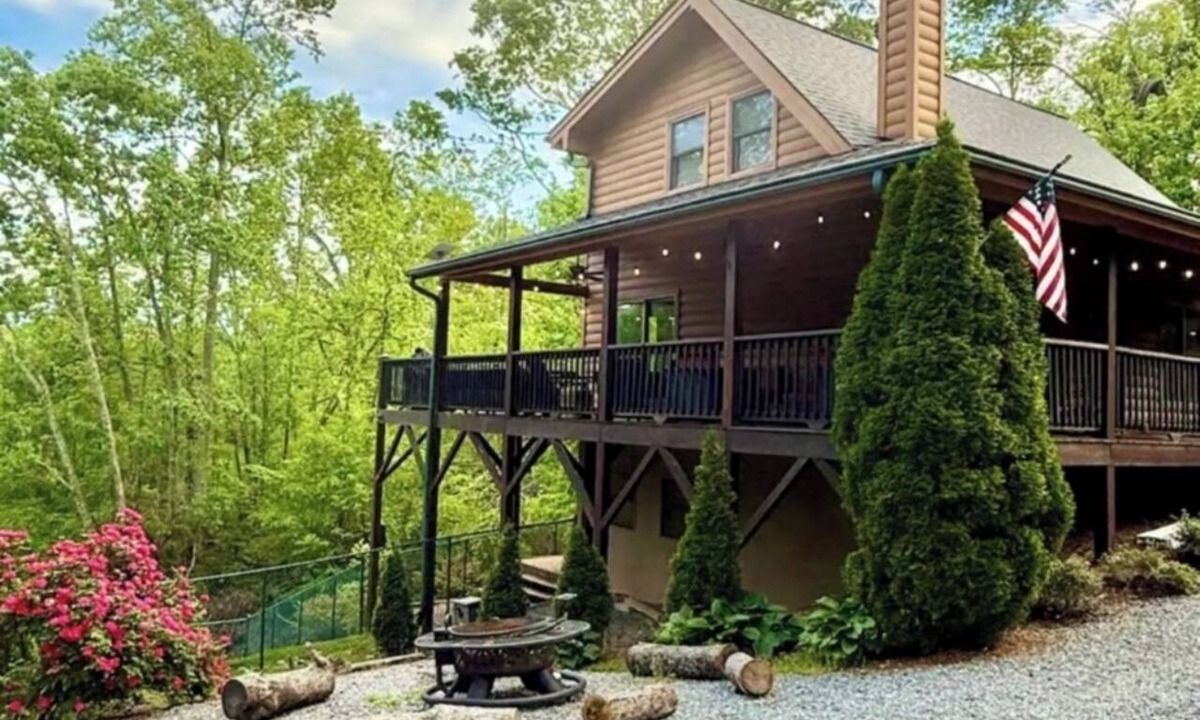 Vein Mountain Cabin | Fox Lake Cabin Retreat! Pet Friendly w/Hot Tub, Games, Fire Pit, Hiking + more!