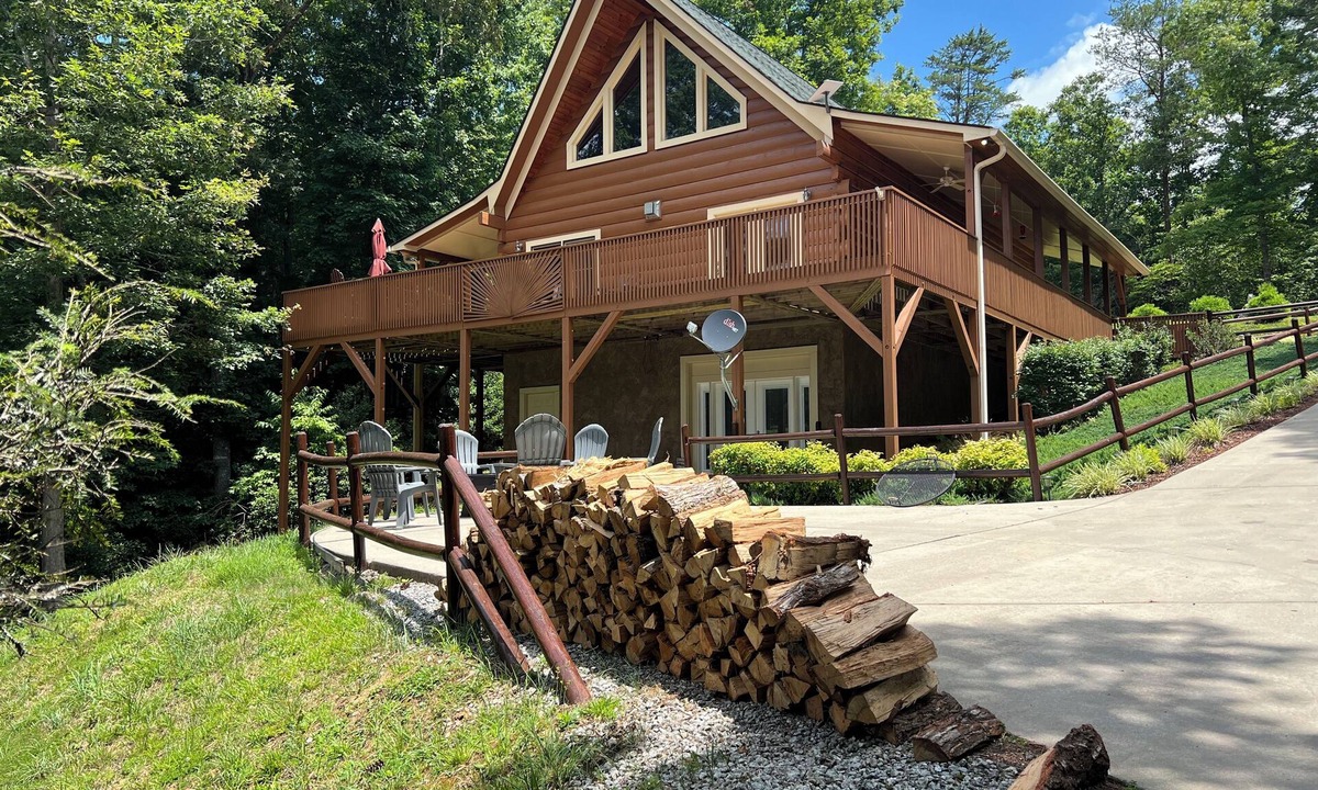 Franklin Cabin | Franklin Foxfire Cabin - Mountain Views, Fire Pit, Spacious, PS5, Fast WiFi