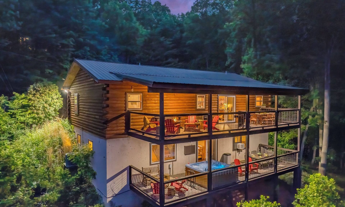 Franklin House | Franklin NC Cabin Sleeps 10, Hot Tub, Game Room