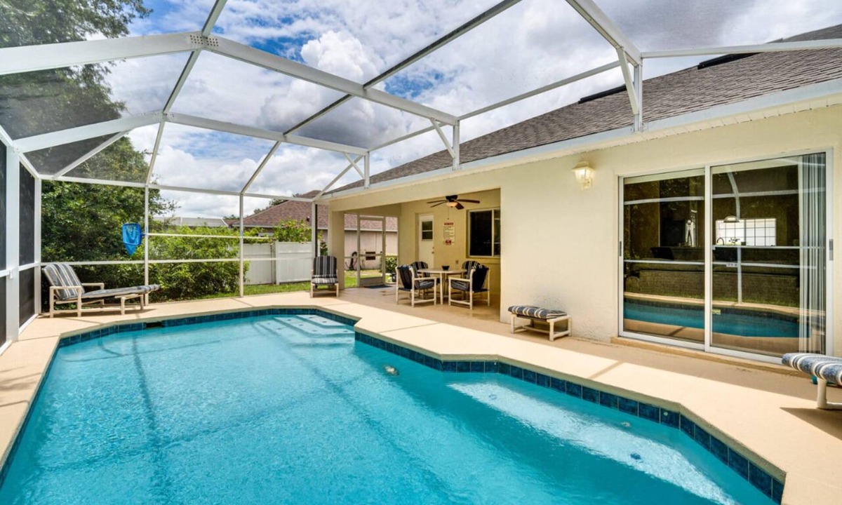 Thousand Oaks House | FREE Disney Plus & Hulu ~ 4 BR/2 BA Heated Pool Home 9mi to Disney Theme Parks