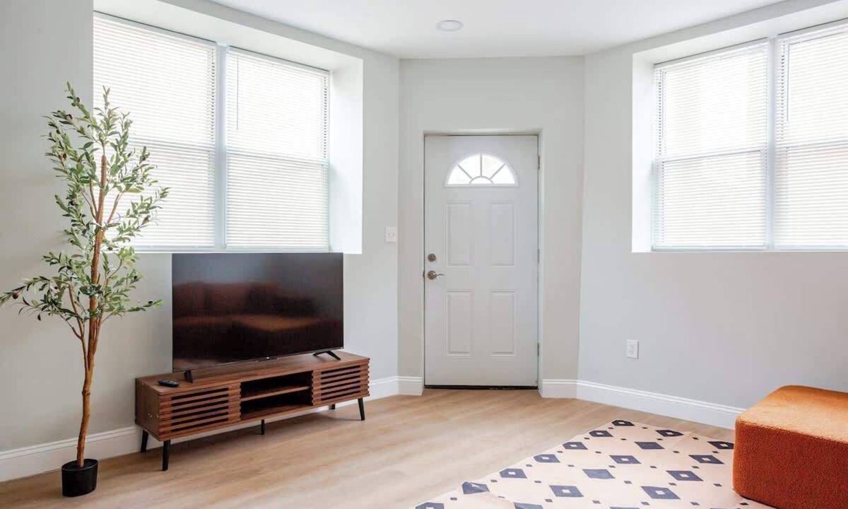 East Passyunk Crossing Apartment | French Japan MINS to City Center 1King 2Queens
