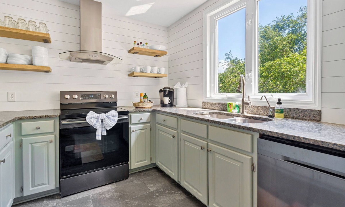 Edisto Island House | Fresh & stylish house, The Octopus Oak. 650' to the beach, Dog friendly.