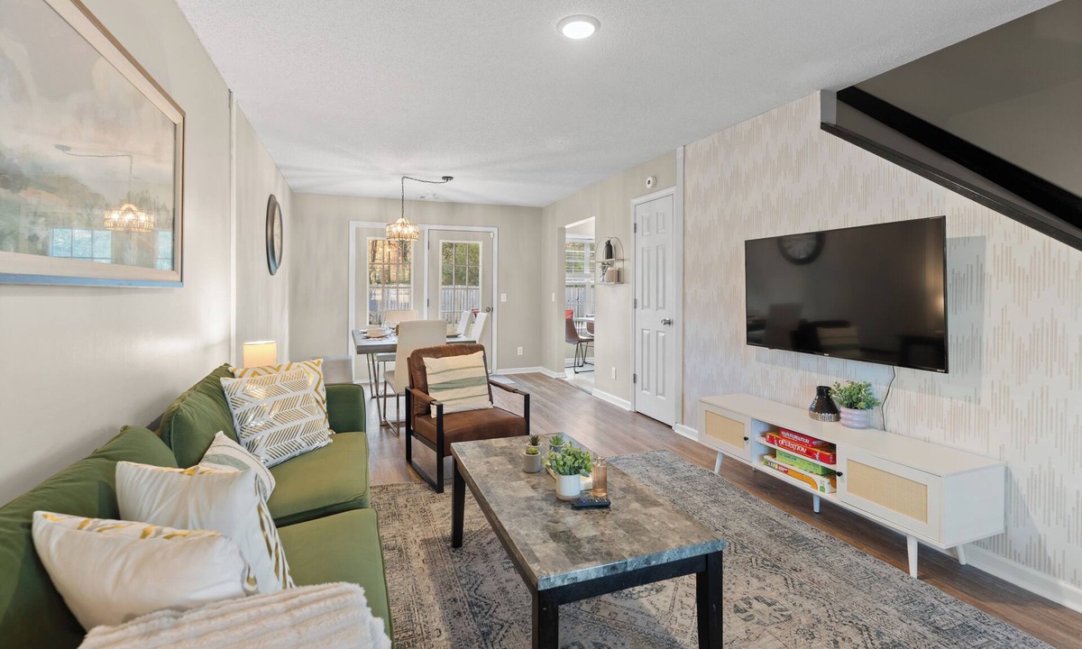 Pooler House | Fully Fenced Backyard - 5BR with Kings - Cooler Pooler - Pets Welcome!