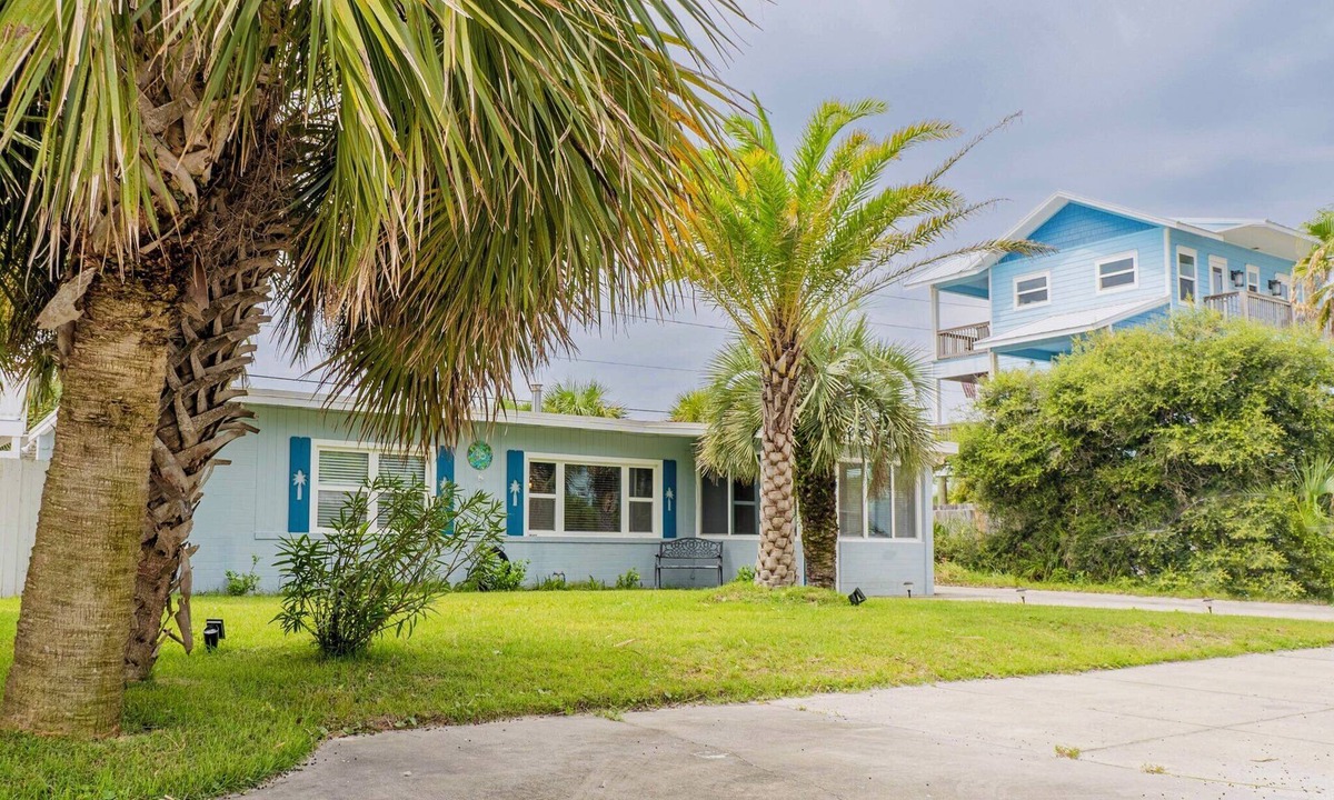Villa Primera House | Fully Fenced Yard with Beautiful Patio & Authentic Beach Vibes