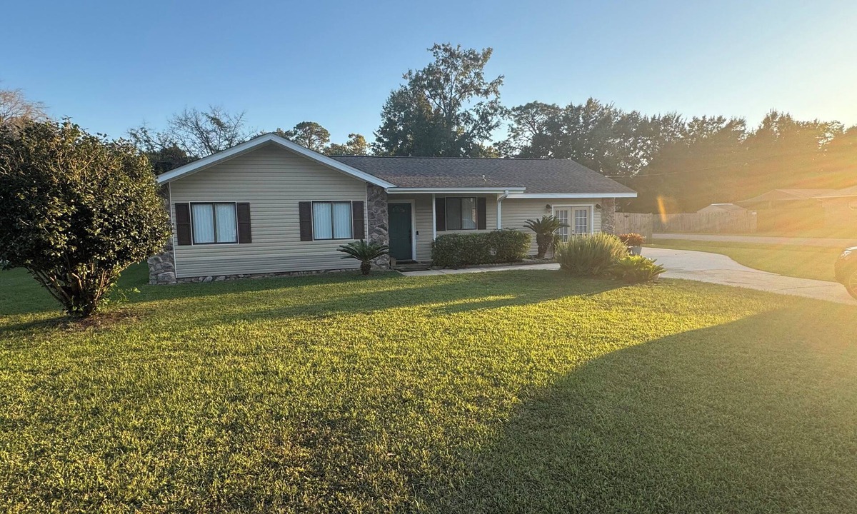 Pace House | Fully loaded family and fur-baby friendly home in Pace.
