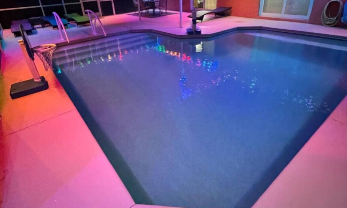 Pelican House | FUN Pristine Pool, Pet,Kids ,Sleeps 7and FastWIFI-7day min 5 min Water Park