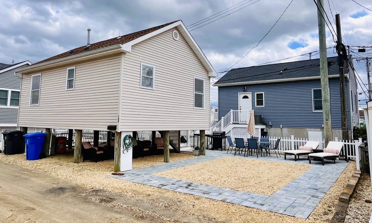 Ocean Beach III House | Fun shore bungalow that is walkable to the beach!
