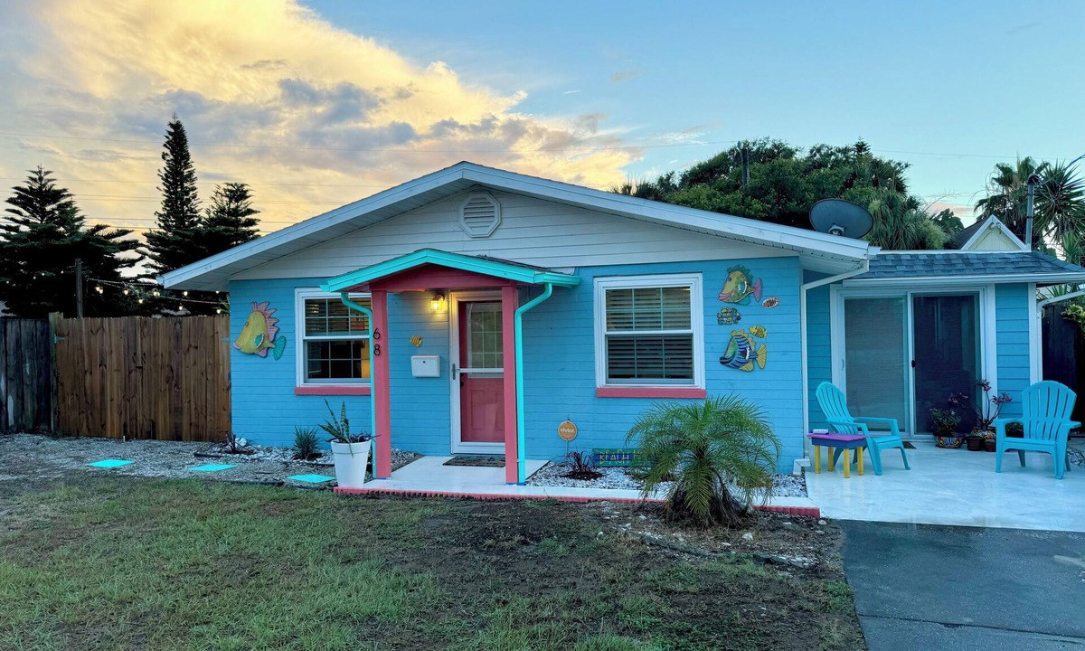 Ormond-by-the-Sea House | Funky, Fabulous, & Hip MCM Vibe Beach House~Walk to Beach~1 King Bed~2 Queen Bed