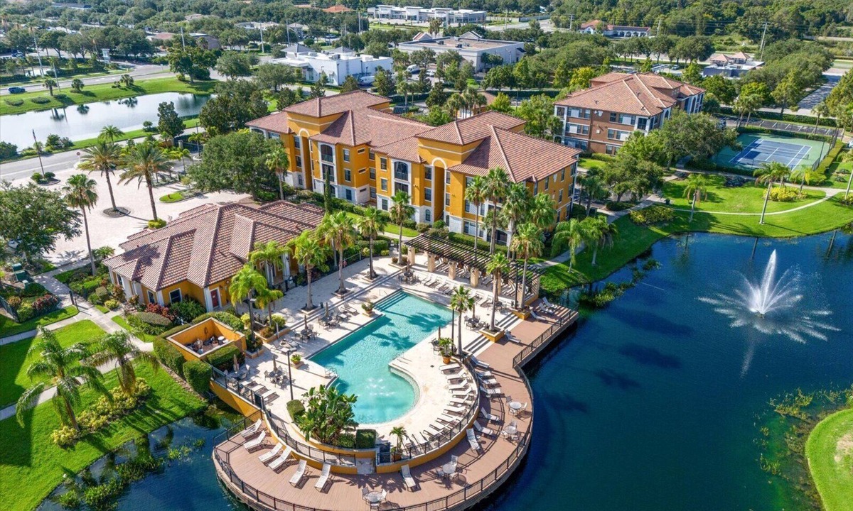 Desoto Acres Condo | FURNISHED LAKE VIEW CONDO IN GATED RESORT STYLE SETTING
