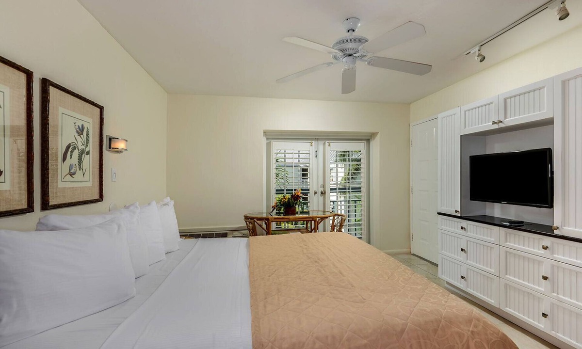 Historic Seaport Apartment | Galleon Resort Efficiency in the old town