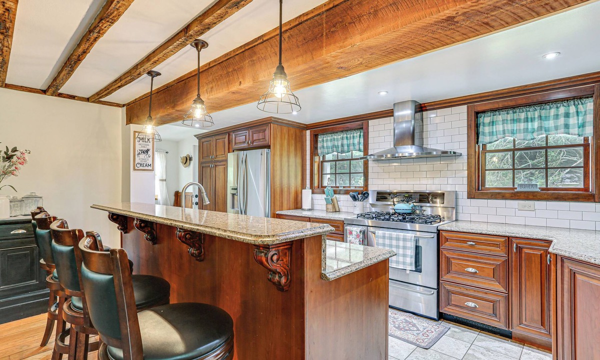 Greentown Cottage | Game Room & Yard: Greentown Home Near State Park