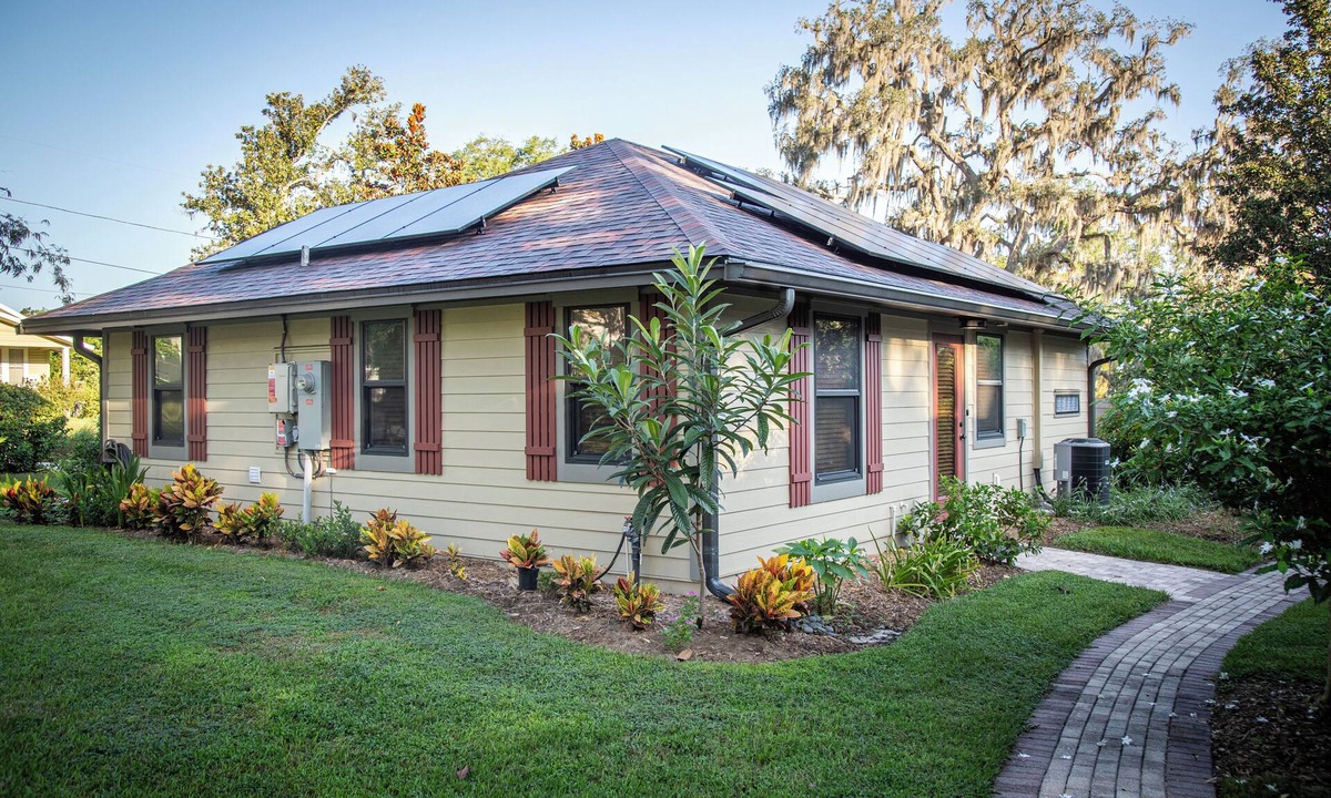 Brooksville Cottage | Garden Cottage Within Walking Distance to Downtown Brooksville