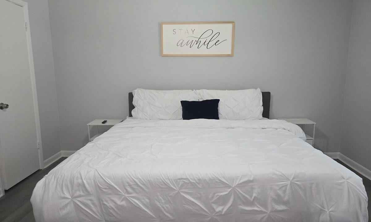 Forest Park Apartment | Gateway City Getaway