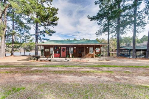 Wray House | Georgia Lakefront Cabin w/Fire Pit + Grills!