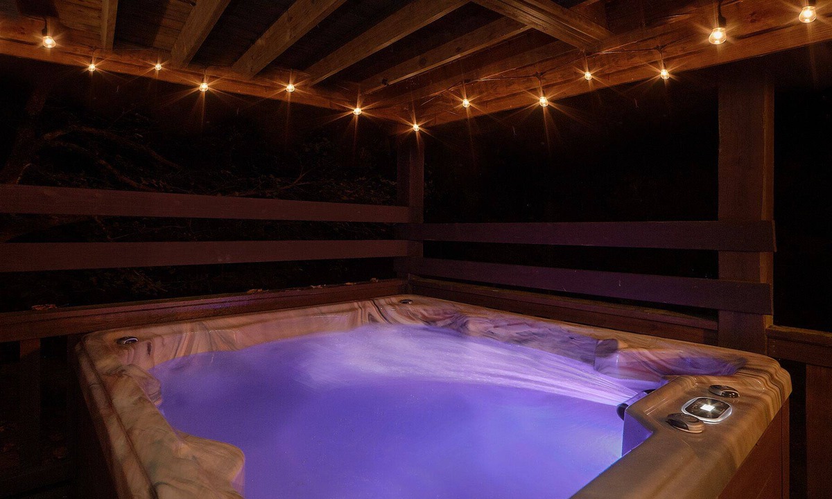 Sevierville Ski Chalet | Getaway Creekside at your Unique Mixed Modern Farmhouse Cabin