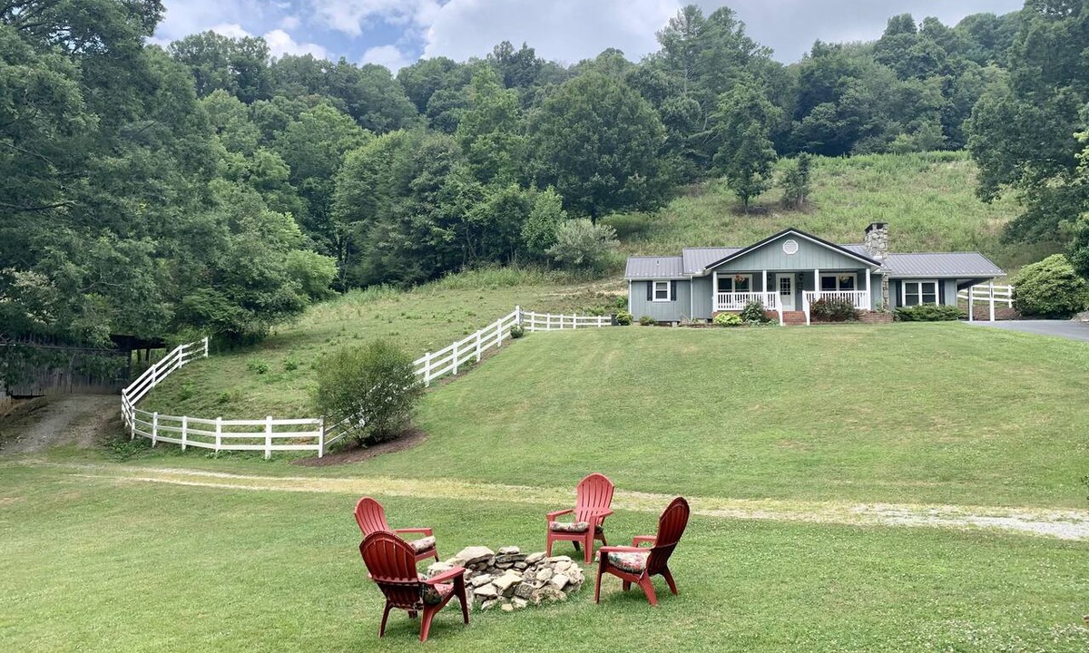 Sugar Grove Cabin | Gingerbread Hot Tub and Access to Farm Petting Zoo