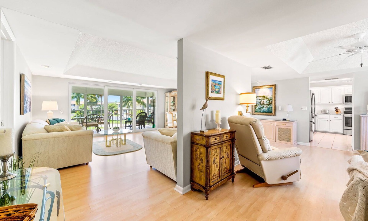 East Naples Condo | Glades Golf & Country Club-Large, Updated 2/2 Condo near Shopping, Beach & Pier