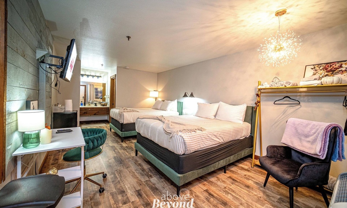 Indian Point Hotel | Glam Jam! - Newly Remodeled Stay in Style! Pets Stay Free