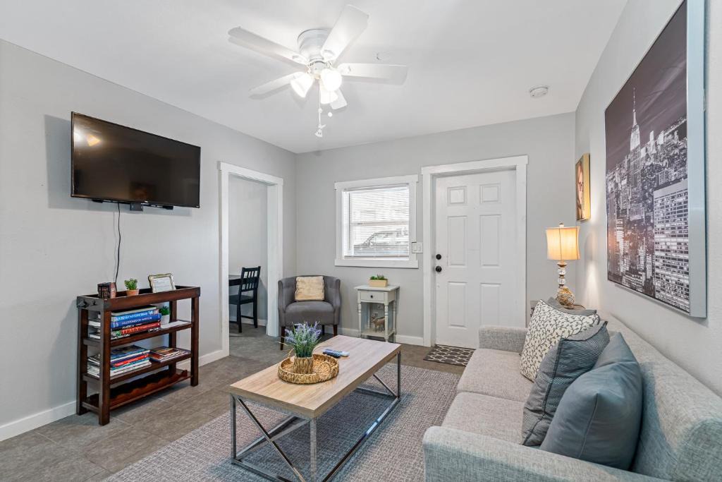 Oakford Park Apartment | Glamorous City Studio - Prime Location Near All!