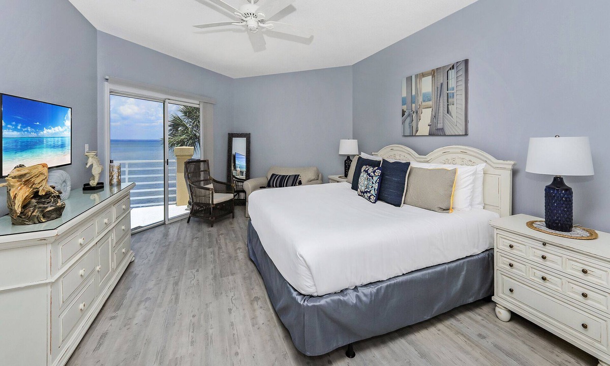 Miramar Beach House | Golf Carts ~ Bayfront ~ Pet Friendly ~ Community Pool