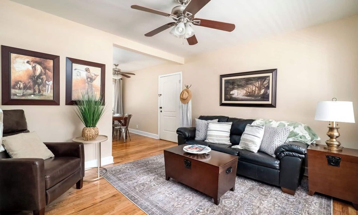 Aiken House | Golf & Walk Downtown - king bed - 2B1B Aiken townhouse