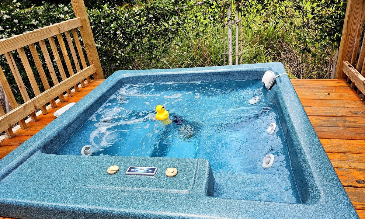 Smith's Memento House | Good Times! Beach cottage with hot tub, walk to beach! Unique amenities!