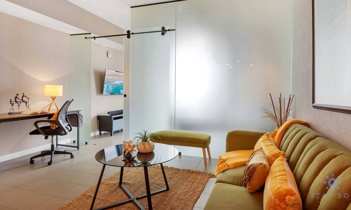 Town Square Apartment | Gorgeous 1 Bedroom w/ King Size Bed | FREE PARKING