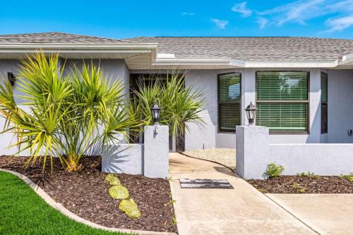 Pebble Beach House | Gorgeous 4 Bedroom Home with Private Pool and Full Kitchen in Rotonda West