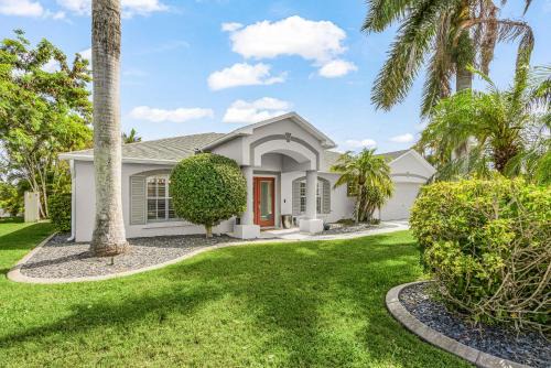 Fort Myers House | Gorgeous 4 Bedroom Waterfront Home with Private Pool and Large Kitchen