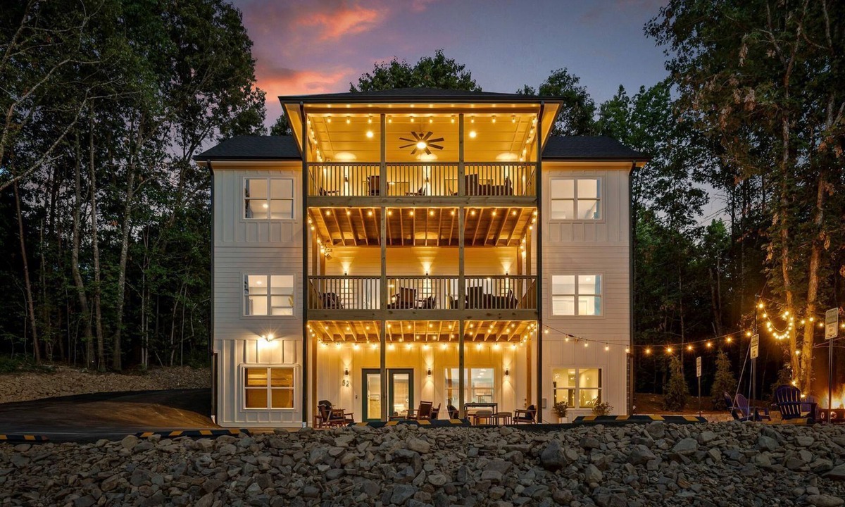 Rossville Cabin | Gorgeous Cabin Surrounded by Trees in Fairview, Georgia